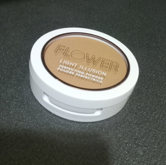 New Sealed FLOWER Light Illusion Perfecting Powder - Picture 2 of 3